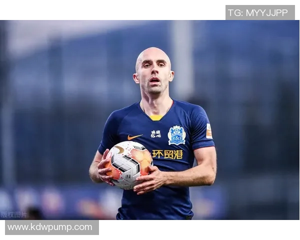 足球明星亲自剪短裤展现个性风格引发球迷热议