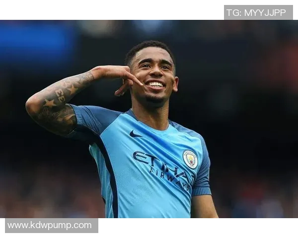 便装足球明星揭秘视频谁是场外的时尚先锋与球场巨星的完美结合